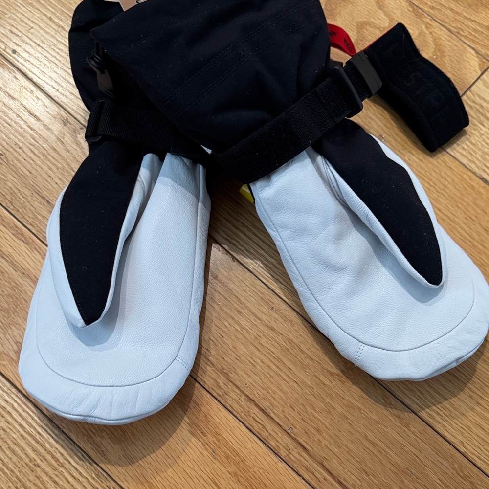 Hestra Alpine Pro Heli Ski Women’s Mittens in Black and White - Picture 4 of 7